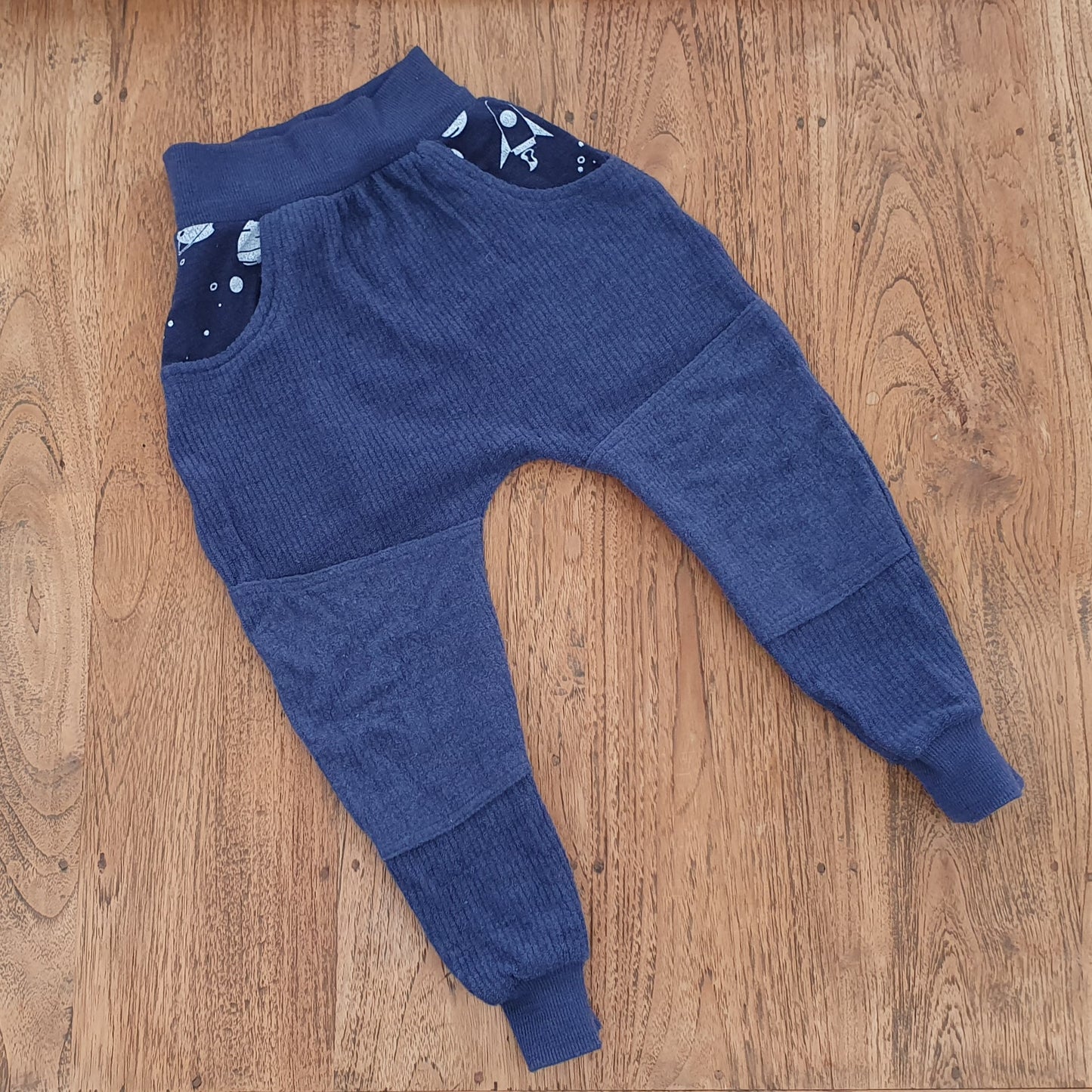 Jogginghose mit gemusterer Tasche